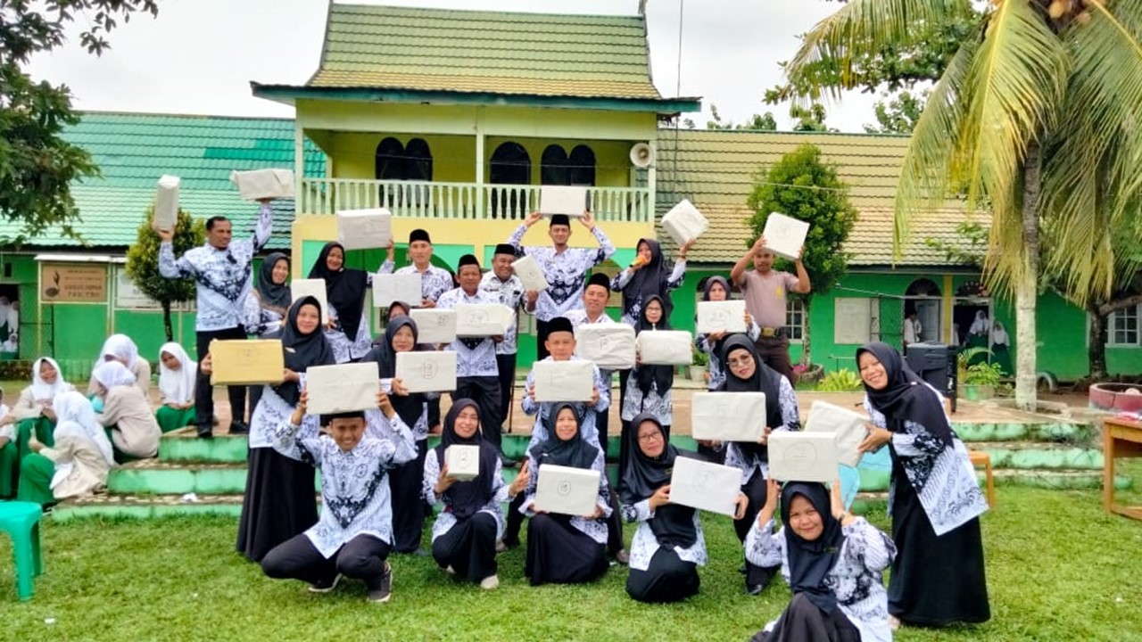 Tukar Kado Antar GTK MTsN 6 Batang Hari Warnai Kemeriahan Peringatan HGN Tahun 2024 Tukar Kado Antar GTK MTsN 6 Batang Hari Warnai Kemeriahan Peringatan HGN Tahun 2024