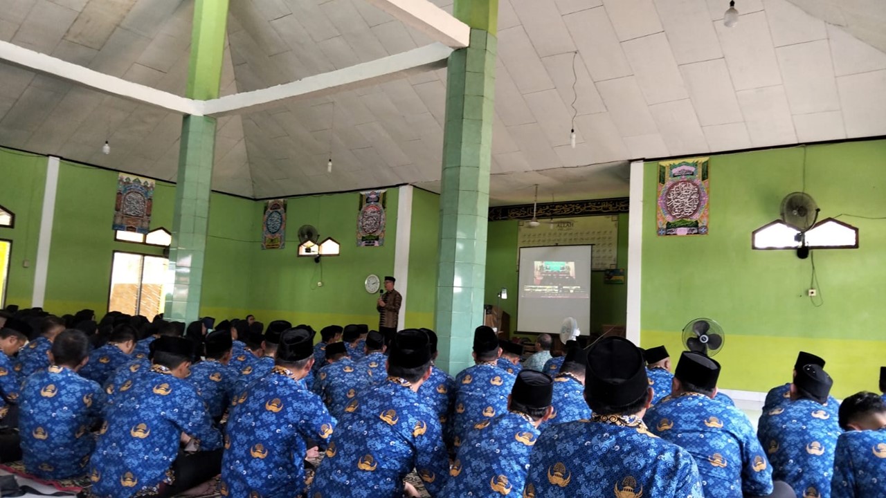 ASN PPPK MTsN 6 Batang Hari Ikuti Kegiatan Pembinaan Kepegawaian Oleh Kepala Biro SDM Kemenag RI Secara Daring