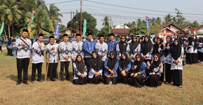 Peringati HUT ke-81 RI, Kepala Madrasah dan Seluruh GTK MTsN 6 Batang Hari Ikuti Upacara di Lapangan Karya Bhakti Peringati HUT ke-81 RI, Kepala Madrasah dan Seluruh GTK MTsN 6 Batang Hari Ikuti Upacara di Lapangan Karya Bhakti