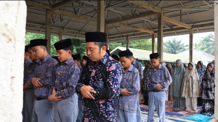 Bikin Hati Adem dan Fokus Belajar, Ini Rahasia Pagi Hari Siswa MTsN 6 Batang Hari! Bikin Hati Adem dan Fokus Belajar, Ini Rahasia Pagi Hari Siswa MTsN 6 Batang Hari!