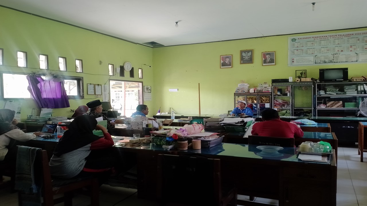 Guru MTsN 6 Batang Hari Rampungkan Penyusunan Laporan Kinerja Periode Juli-Desember 2024