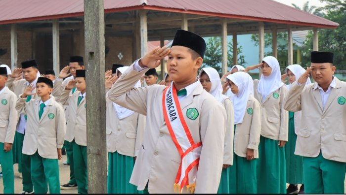 Awali Pekan dengan Semangat Baru, Kepala MTsNegeri 6 Batang Hari Berikan Motivasi Disiplin saat Upacara Bendera Awali Pekan dengan Semangat Baru, Kepala MTsNegeri 6 Batang Hari Berikan Motivasi Disiplin saat Upacara Bendera