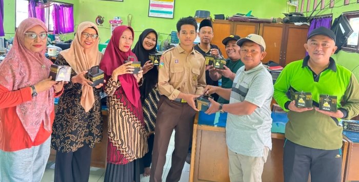 Wujud Rasa Syukur Usai Ibadah Umrah, Alif Assyafiq Farhan Berbagi Kebahagiaan dengan Warga MTsN 6 Batang Hari Wujud Rasa Syukur Usai Ibadah Umrah, Alif Assyafiq Farhan Berbagi Kebahagiaan dengan Warga MTsN 6 Batang Hari