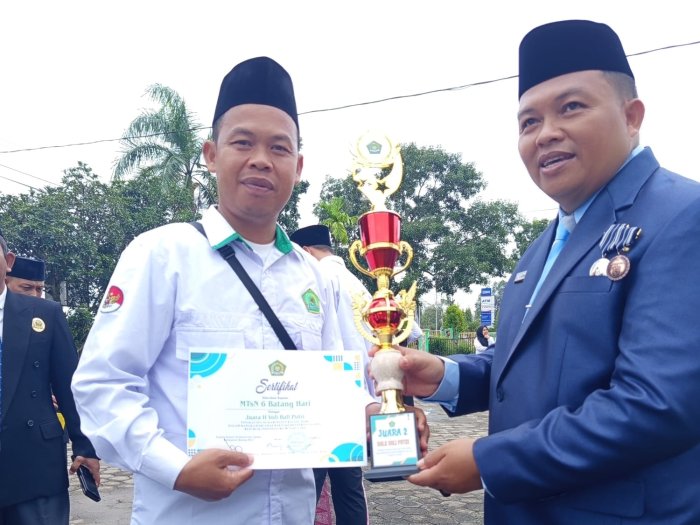 Di Balik Medali dan Keringat Juara, Abdullah, S.Pd.I. Sang Pelatih Bertangan Dingin MTs Negeri 6 Batang Hari Di Balik Medali dan Keringat Juara, Abdullah, S.Pd.I. Sang Pelatih Bertangan Dingin MTs Negeri 6 Batang Hari