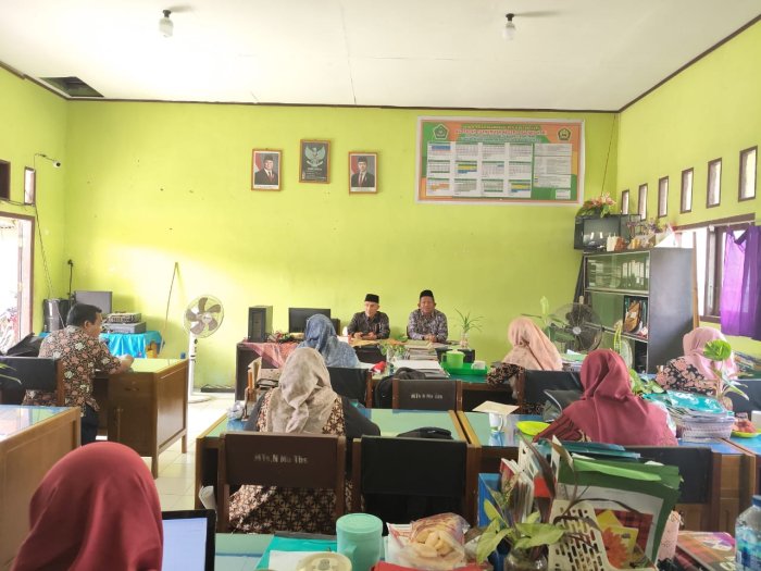 Matangkan Agenda Keagamaan, Kepala MTsNegeri 6 Batang Hari Pimpin Rapat Persiapan Isra Mikraj Matangkan Agenda Keagamaan, Kepala MTsNegeri 6 Batang Hari Pimpin Rapat Persiapan Isra Mikraj