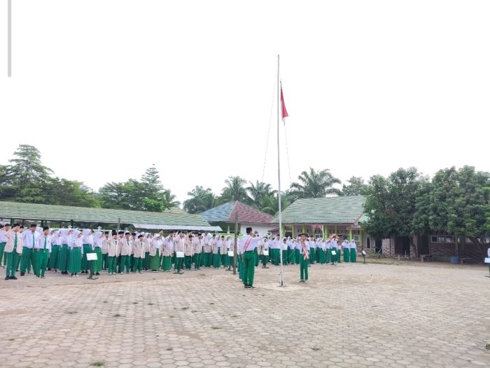 Tampilkan Disiplin dan Kekompakan, Kelas 9.1 MTsNegeri 6 Batang Hari Sukses Jalankan Tugas Upacara Bendera Tampilkan Disiplin dan Kekompakan, Kelas 9.1 MTsNegeri 6 Batang Hari Sukses Jalankan Tugas Upacara Bendera
