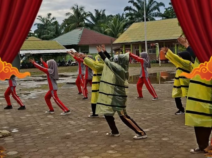 Diguyur Hujan, Lomba Senam Melayu Nusantara Class Meeting MTsN 6 Batang Hari Tetap Berlangsung Seru Diguyur Hujan, Lomba Senam Melayu Nusantara Class Meeting MTsN 6 Batang Hari Tetap Berlangsung Seru