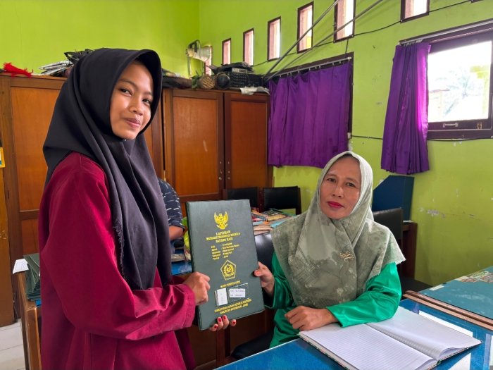 Disiplin! Siswa MTsN 6 Batang Hari Kembalikan Rapor Lebih Awal Disiplin! Siswa MTsN 6 Batang Hari Kembalikan Rapor Lebih Awal