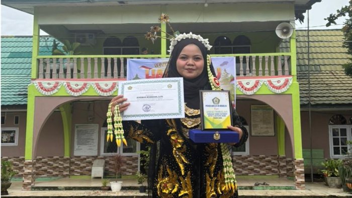 Apresiasi Guru: Rohimah Mursidah Dinobatkan sebagai Guru Favorit MTsN 6 Batang Hari Apresiasi Guru: Rohimah Mursidah Dinobatkan sebagai Guru Favorit MTsN 6 Batang Hari