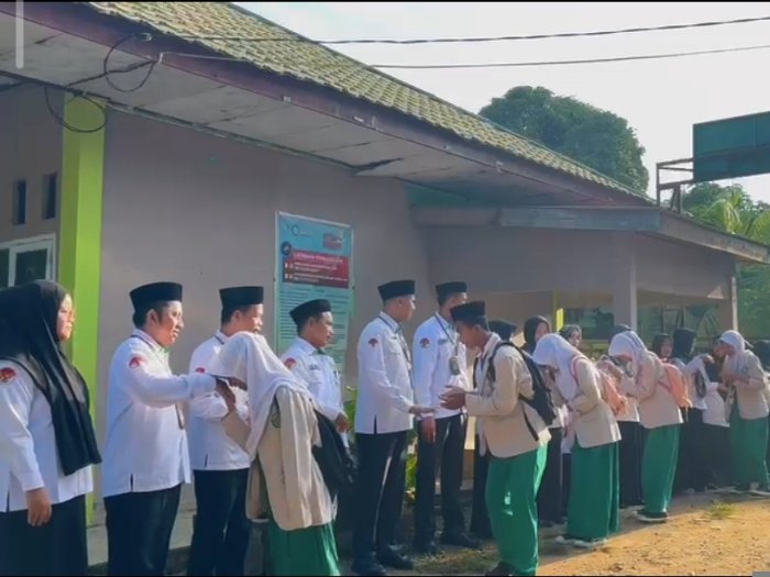 Sambut Siswa dengan Senyum, GTK MTsNegeri 6 Batang Hari Hadirkan Budaya Ramah di Gerbang Madrasah