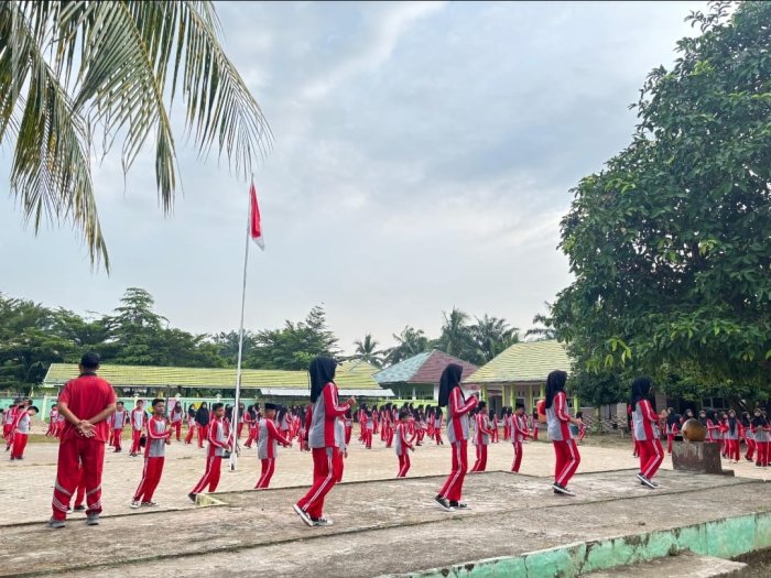 Energi Pagi yang Menggembirakan, Siswa MTsNegeri 6 Batang Hari Rutin Laksanakan Senam Kamis Pagi