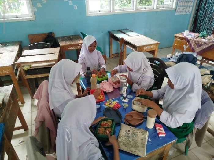 Kebersamaan Terjalin Hangat, Siswa MTsNegeri 6 Batang Hari Nikmati Makan Siang Bersama Usai Salat Zuhur