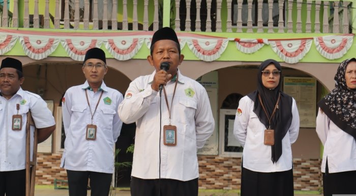 Apel Perdana Masuk Madrasah: MTsN 6 Batang Hari Sambut Hangat 58 Murid Baru Apel Perdana Masuk Madrasah: MTsN 6 Batang Hari Sambut Hangat 58 Murid Baru
