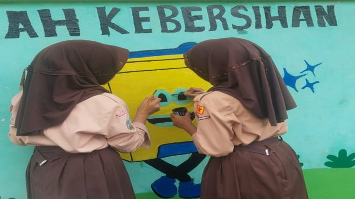 Pembelajaran Lebih Hidup! Guru Seni Budaya Ajak Siswa Terapkan Karya Nyata Melalui Lukisan Dinding