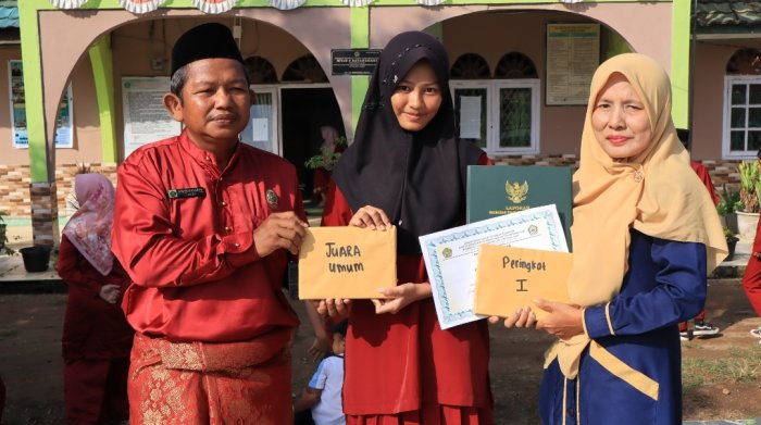 Sabet Predikat Juara Umum Akademik MTsN 6 Batang Hari, Tangis Haru Azita Muballighah Pecah di Pelukan Sang Ibu Sabet Predikat Juara Umum Akademik MTsN 6 Batang Hari, Tangis Haru Azita Muballighah Pecah di Pelukan Sang Ibu