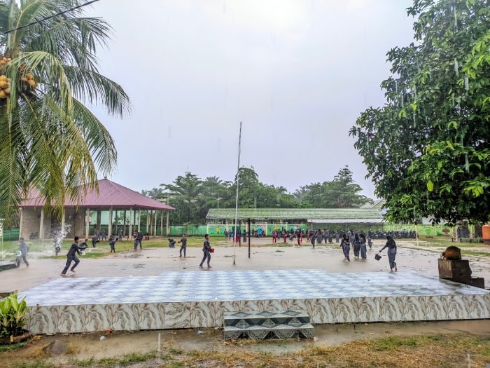 Guyuran Hujan Tak Surutkan Semangat, Siswa MTsNegeri 6 Batang Hari Kompak Bersihkan Lingkungan Madrasah