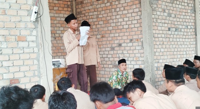 Asah Keberanian dan Jiwa Syiar, Perwakilan Kelas IX.2 Sampaikan Tausiah Bakda Zuhur Asah Keberanian dan Jiwa Syiar, Perwakilan Kelas IX.2 Sampaikan Tausiah Bakda Zuhur