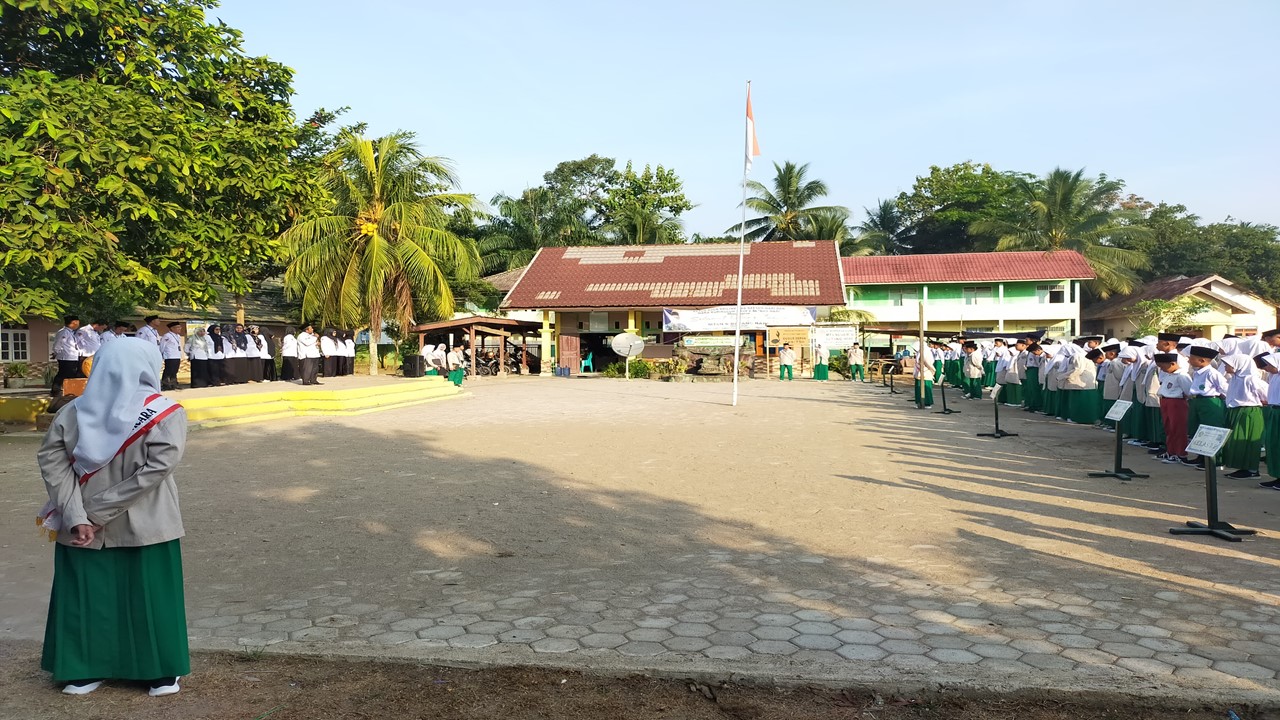 Hari Pertama Pelaksanaan Upacara Kepala MTsN 6 Batang Hari Ajak Semua Untuk Selalu Bersyukur Hari Pertama Pelaksanaan Upacara Kepala MTsN 6 Batang Hari Ajak Semua Untuk Selalu Bersyukur