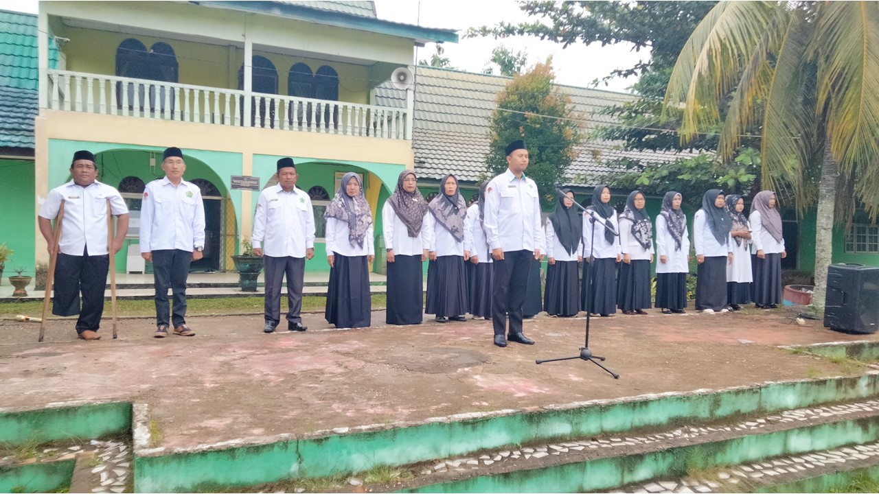 Melalui Upacara Pagi senin, Waka Humas MTsN 6 Batang Hari Amanatkan 2 Surat Edaran