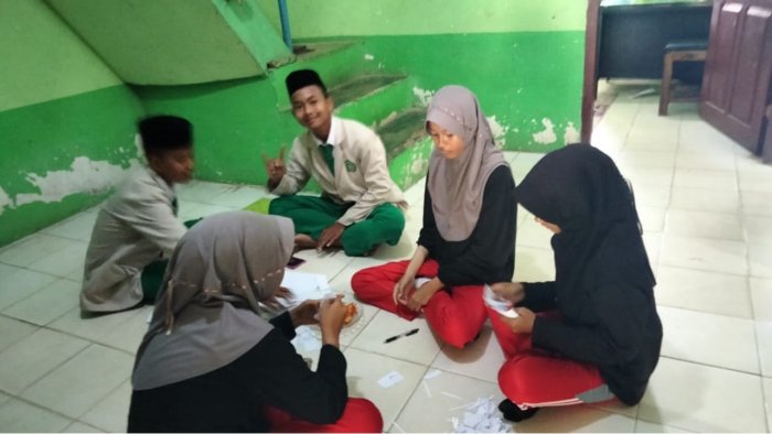 Sukseskan HGN 2025, OSIM MTsN 6 Batang Hari Siapkan Kartu Pemilihan Guru Terfavorit Sukseskan HGN 2025, OSIM MTsN 6 Batang Hari Siapkan Kartu Pemilihan Guru Terfavorit