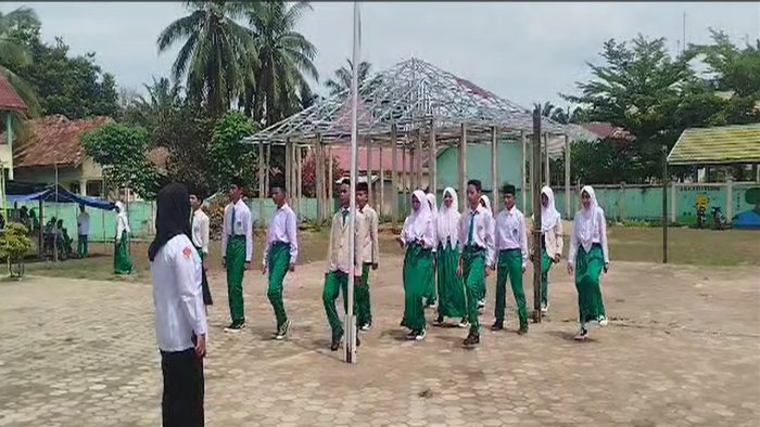 Semangat Hari Santri! Guru MTsN 6 Batang Hari Bimbing Siswa Jadi Petugas Upacara Tangguh