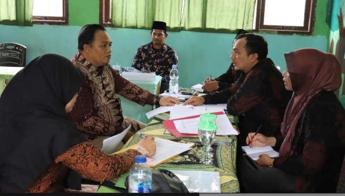 Tim Kemenag Batang Hari Evaluasi Pengelolaan Dana BOS MTsN 6 Batang Hari Tim Kemenag Batang Hari Evaluasi Pengelolaan Dana BOS MTsN 6 Batang Hari