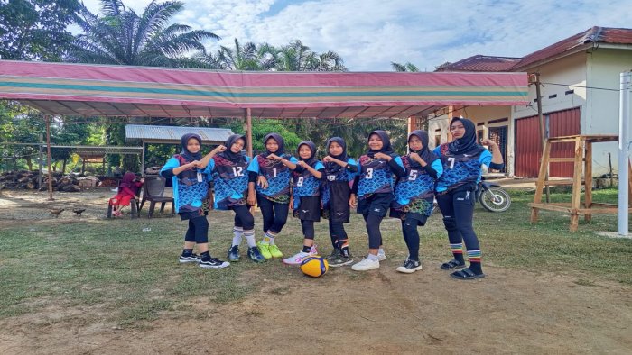 Tim Voli Putri MTsN 6 Batang Hari Tundukkan Lawan Setelah Duel Dua Set Sengit