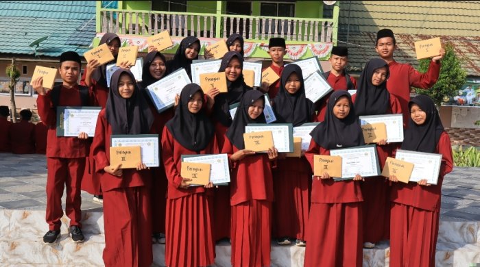 Sarat Prestasi dan Harapan, MTsN 6 Batang Hari Gelar Apel Penyerahan Rapor dan Pengumuman Peringkat Kelas Sarat Prestasi dan Harapan, MTsN 6 Batang Hari Gelar Apel Penyerahan Rapor dan Pengumuman Peringkat Kelas
