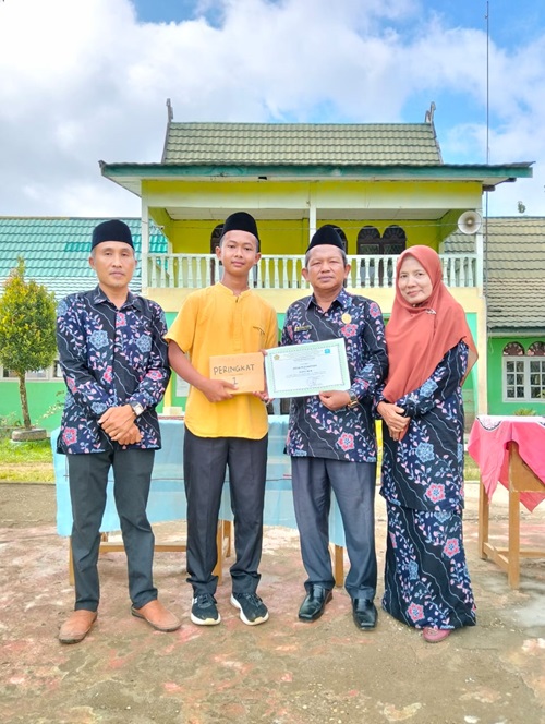 Sinar Puji Santoso Peraih Juara Umum Semester Ganjil TP 2024/ 2025 Sinar Puji Santoso Peraih Juara Umum Semester Ganjil TP 2024/ 2025