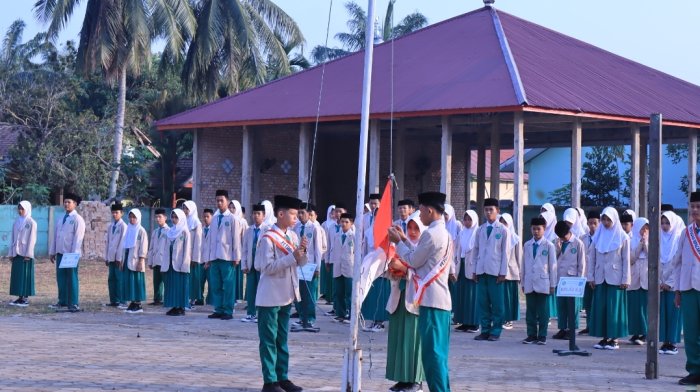 Langkah Tegap Mengangkasa! Khidmatnya Pelaksanaan Upacara Bendera Senin Pagi di MTsN 6 Batang Hari Langkah Tegap Mengangkasa! Khidmatnya Pelaksanaan Upacara Bendera Senin Pagi di MTsN 6 Batang Hari